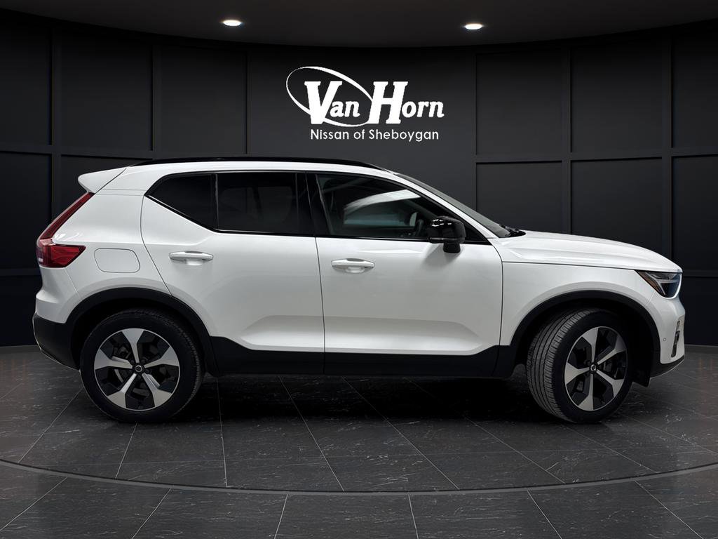 Used 2024 Volvo XC40 B5 Plus w/ Climate Package AWD/4WD image 2
