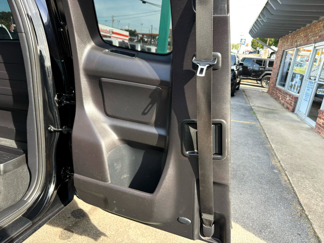 Used 2017 Toyota Tacoma SR image 19