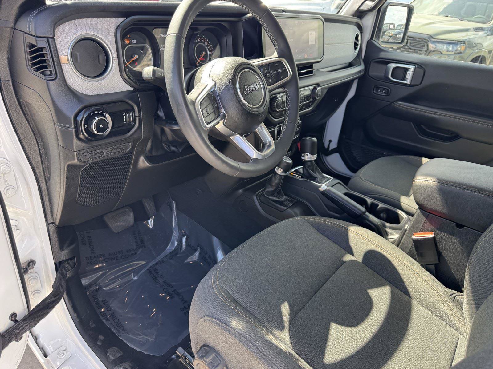 Used 2025 Jeep Wrangler Unlimited Sahara AWD/4WD image 20