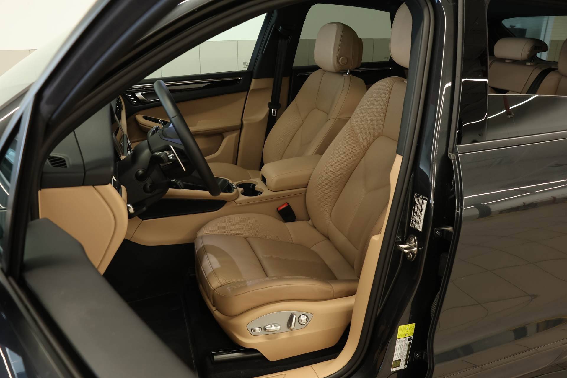 Used 2025 Porsche Macan image 5