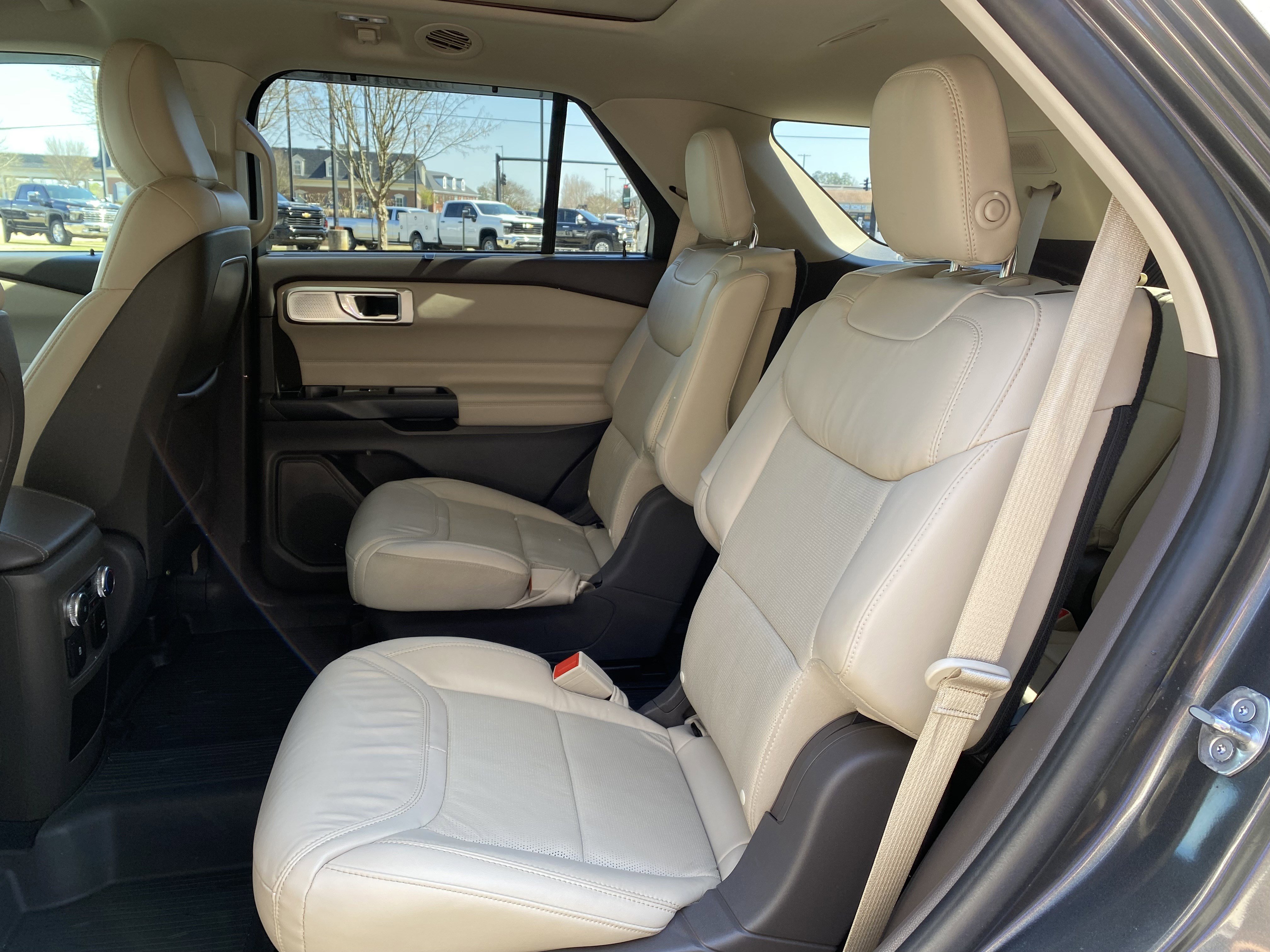 Used 2020 Ford Explorer Platinum w/ Premium Technology Package image 38