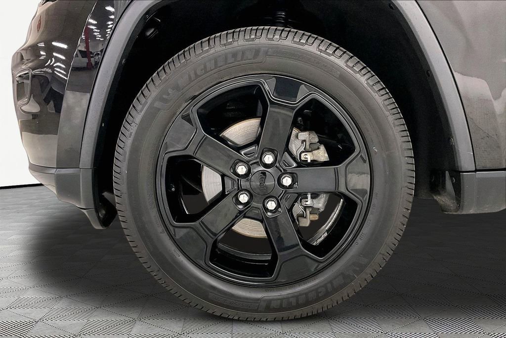 Used 2018 Jeep Grand Cherokee Laredo AWD/4WD image 26