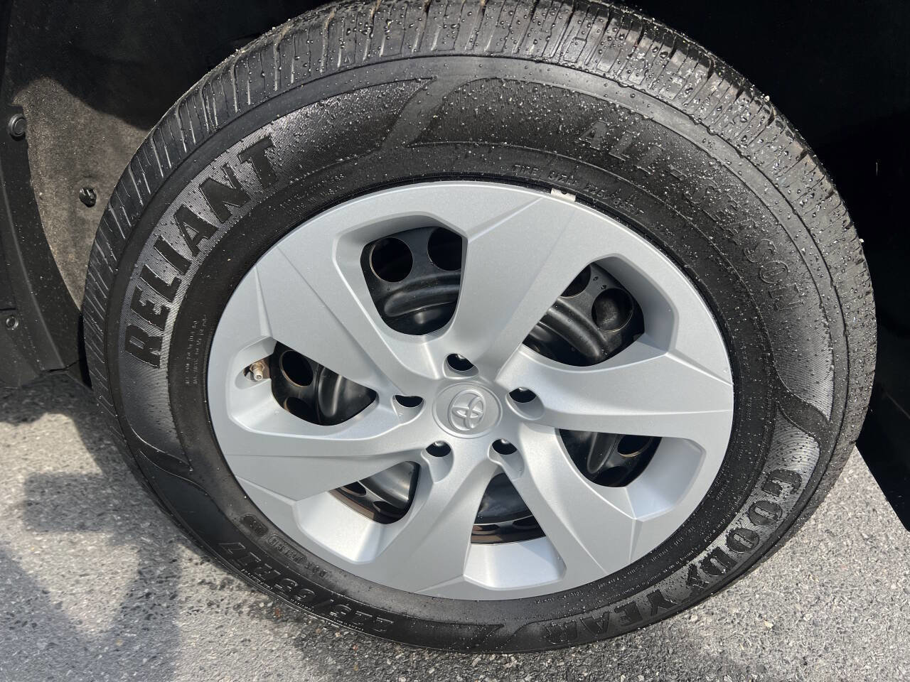 Used 2019 Toyota RAV4 LE w/ All Weather Liner Package AWD/4WD image 17