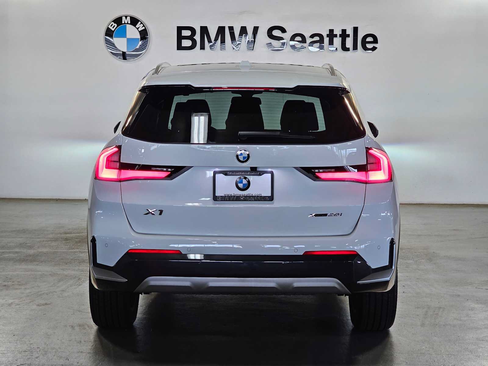 Used 2025 BMW X1 xDrive28i w/ Convenience Package AWD/4WD image 5
