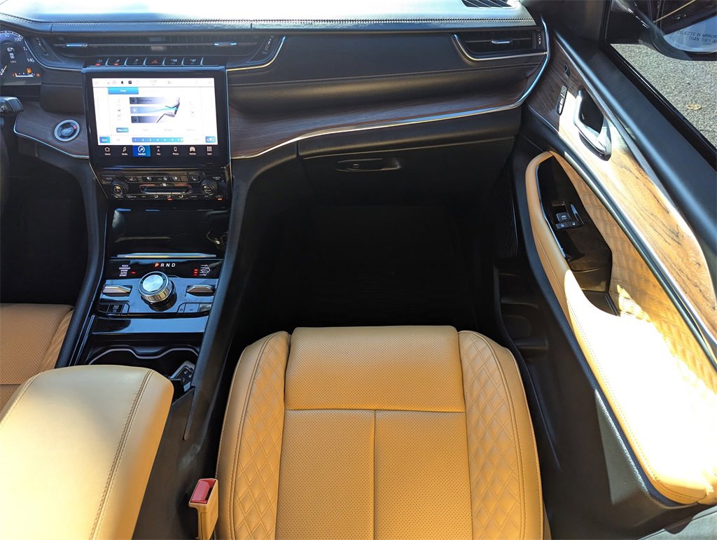 Used 2025 Jeep Grand Cherokee Summit w/ Obsidian Package image 16