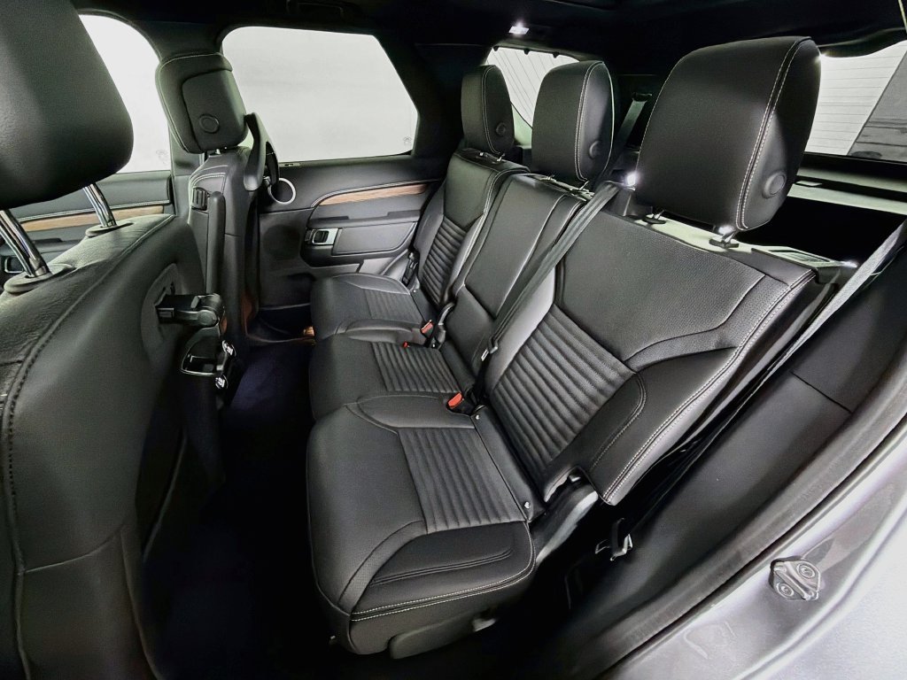 Used 2025 Land Rover Discovery Dynamic SE AWD/4WD image 26