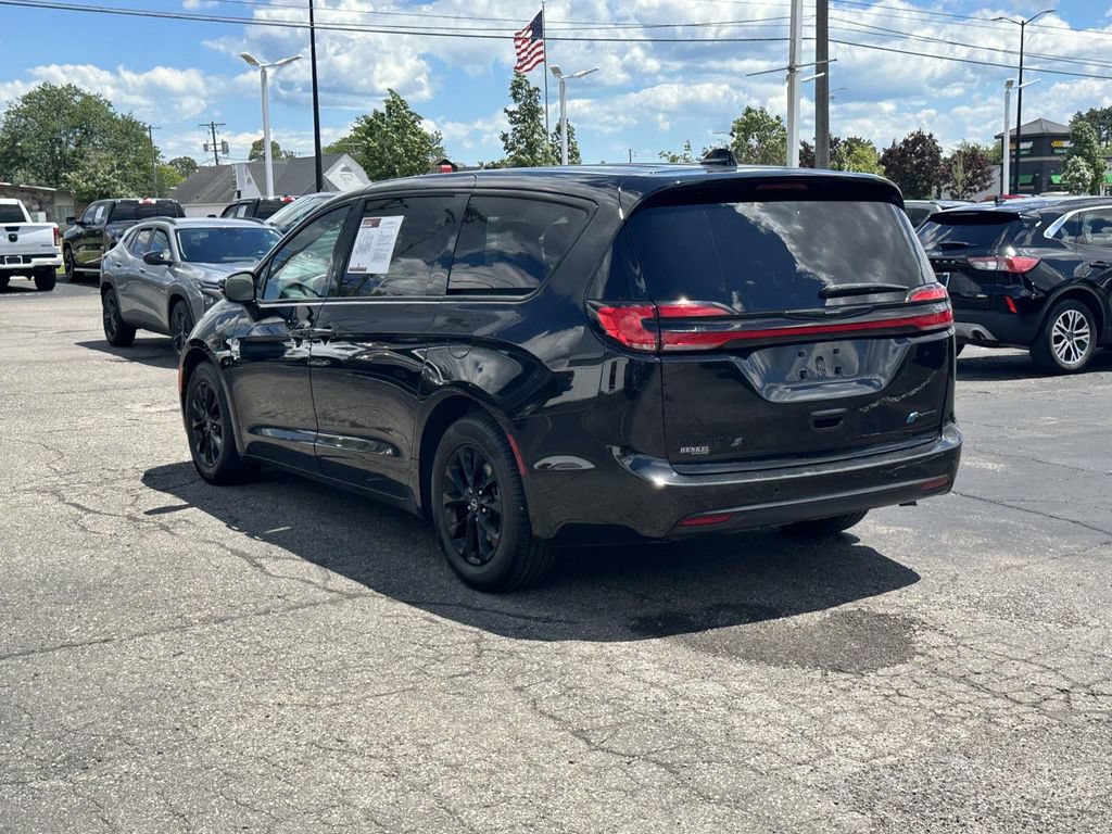 Used 2023 Chrysler Pacifica Limited w/ Uconnect Theater Family Group FWD image 6
