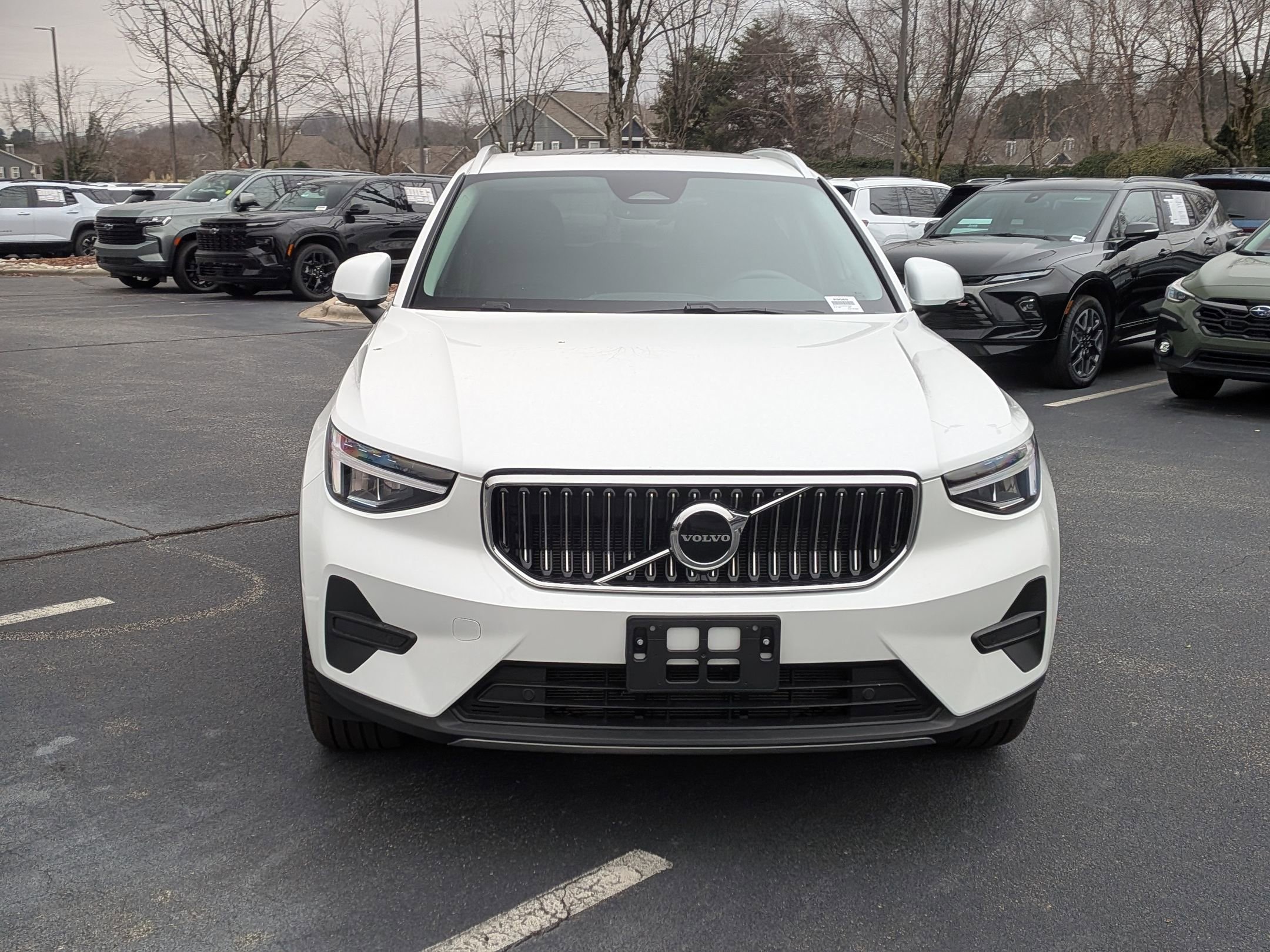 Used 2025 Volvo XC40 B5 Core image 3