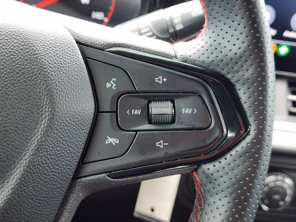 Used 2025 Chevrolet Trax RS FWD image 25