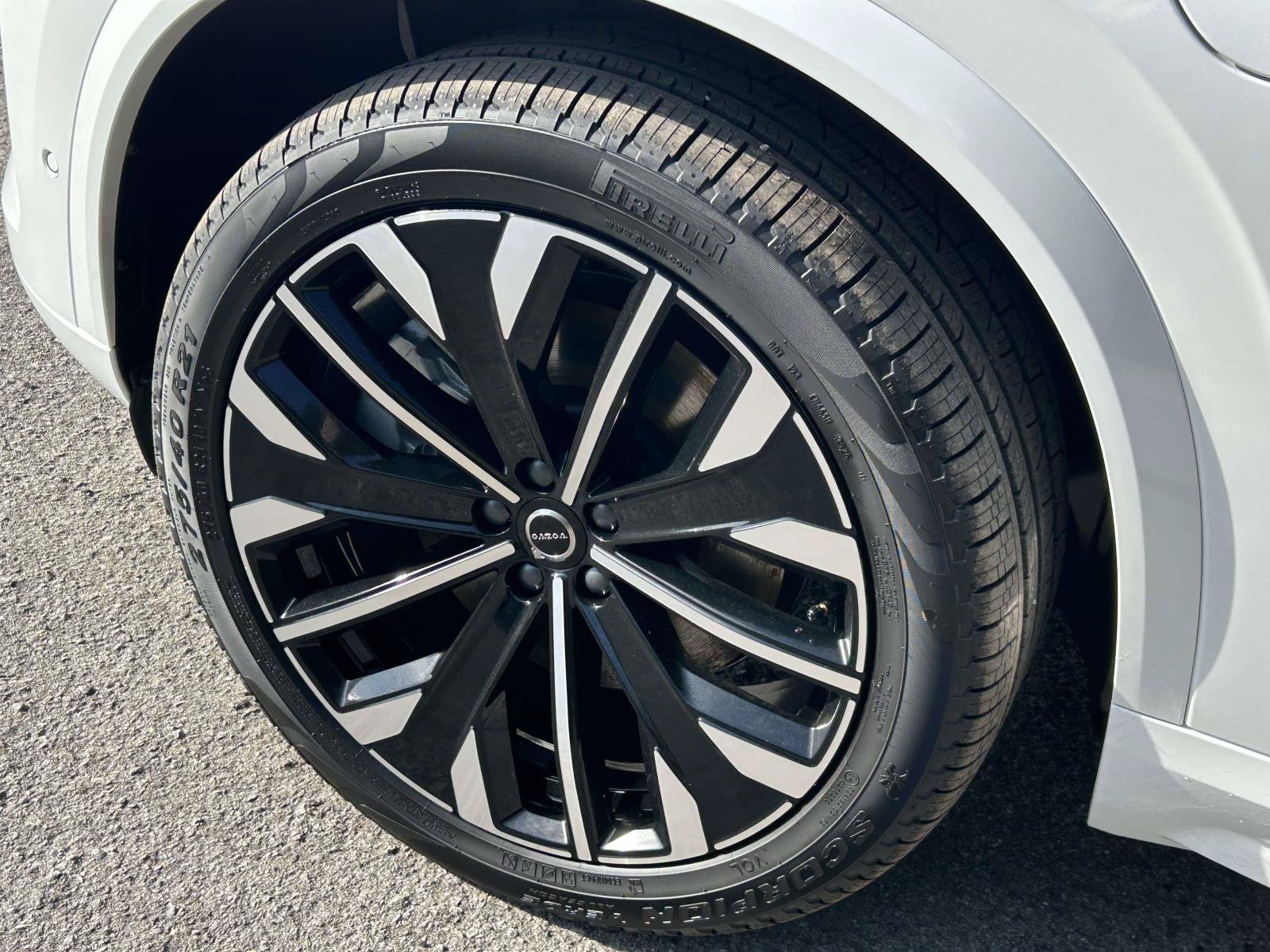 New 2026 Volvo XC90 T8 Plus w/ Protection Package Premier AWD/4WD image 9