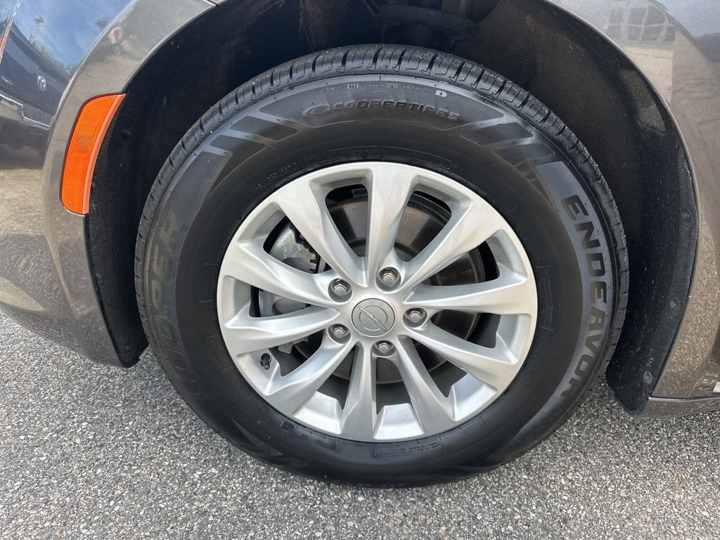 Used 2018 Chrysler Pacifica Touring Plus FWD image 37