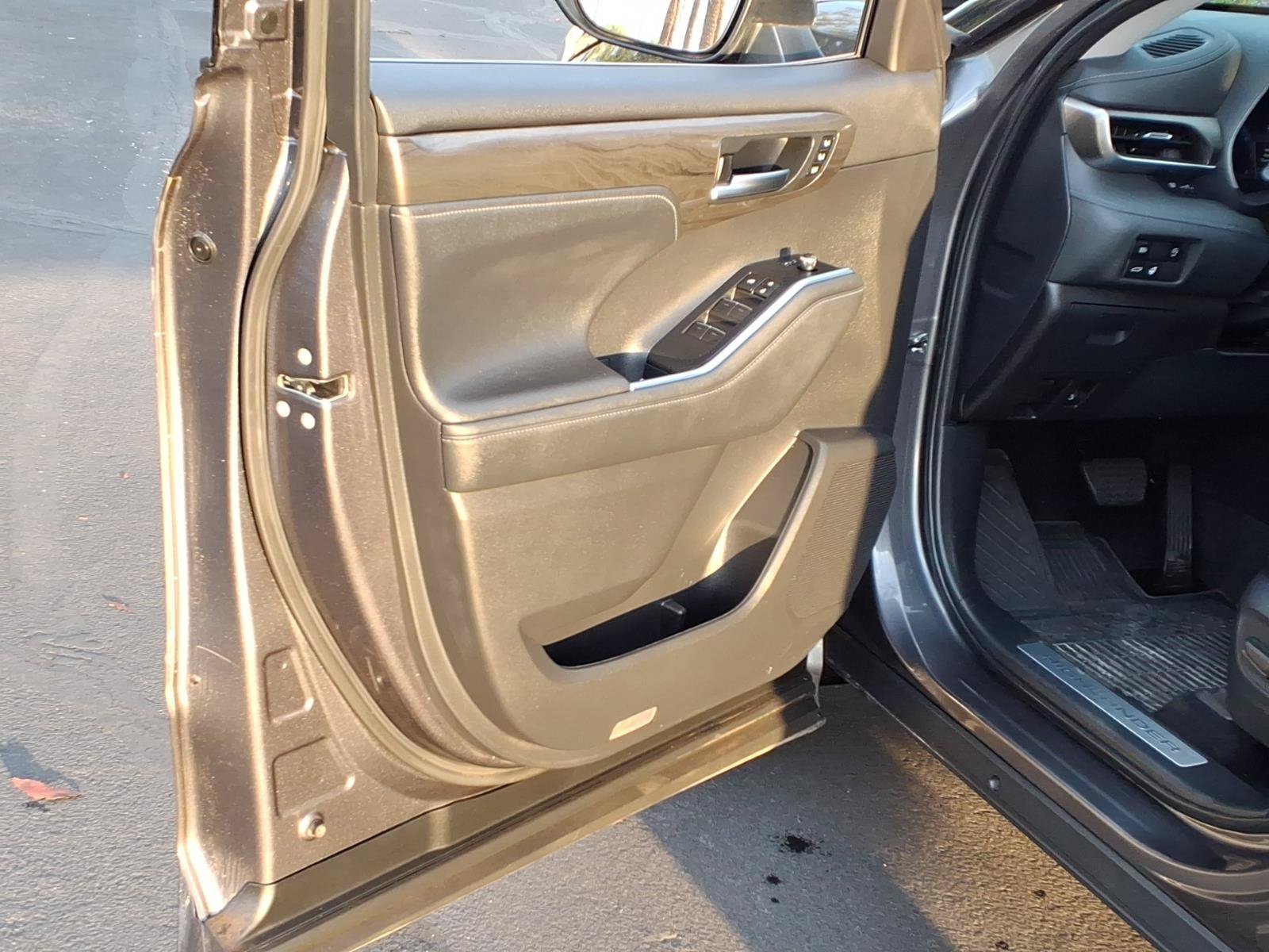 Certified 2024 Toyota Highlander Limited FWD image 12