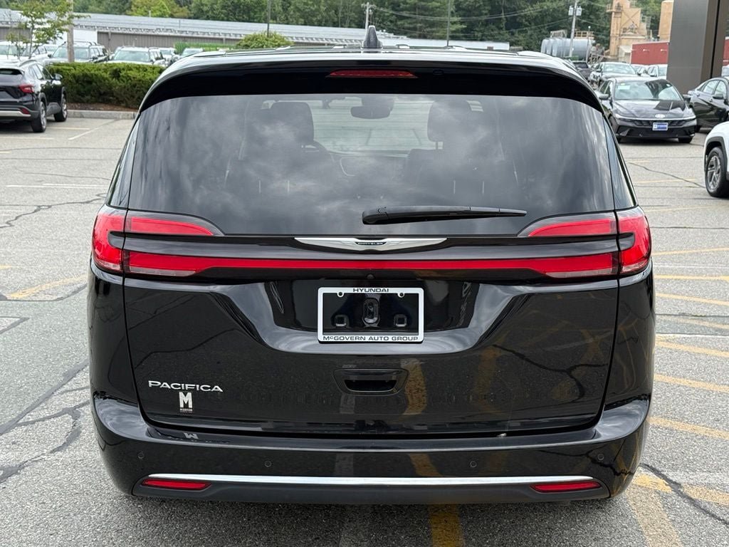 Used 2024 Chrysler Pacifica Touring-L FWD image 5