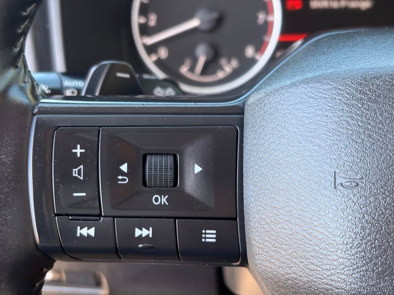 Certified 2025 Nissan Rogue SV FWD image 28