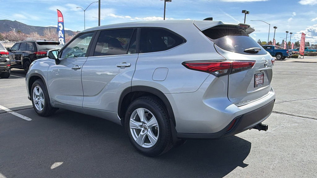 Used 2023 Toyota Highlander LE image 5