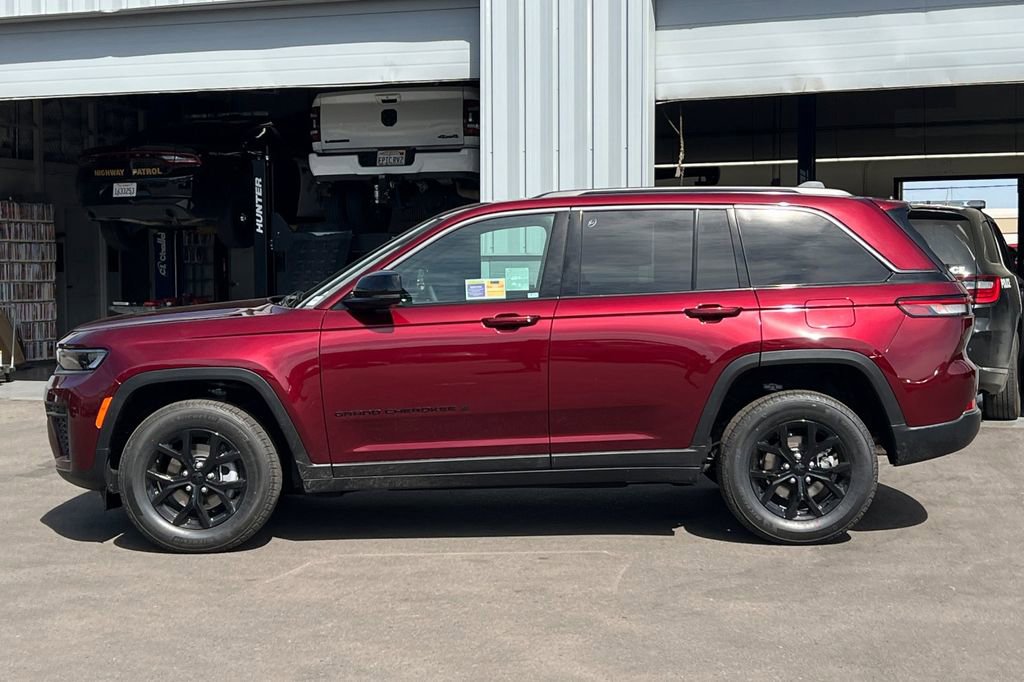 New 2026 Jeep Grand Cherokee Altitude image 7