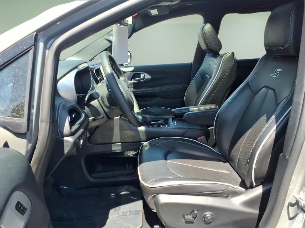 Used 2025 Chrysler Pacifica Limited FWD image 4
