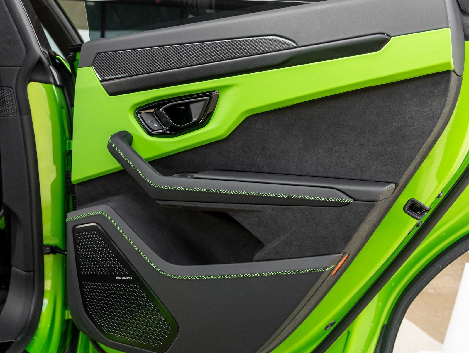 Used 2025 Lamborghini Urus SE image 45