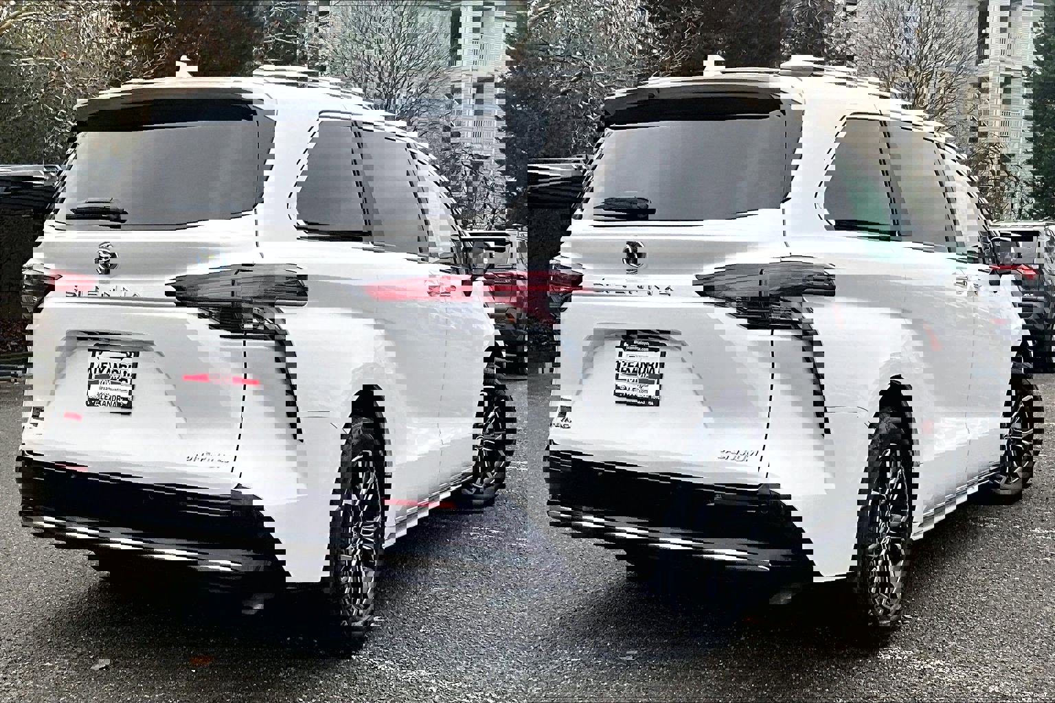 Used 2025 Toyota Sienna Platinum image 12