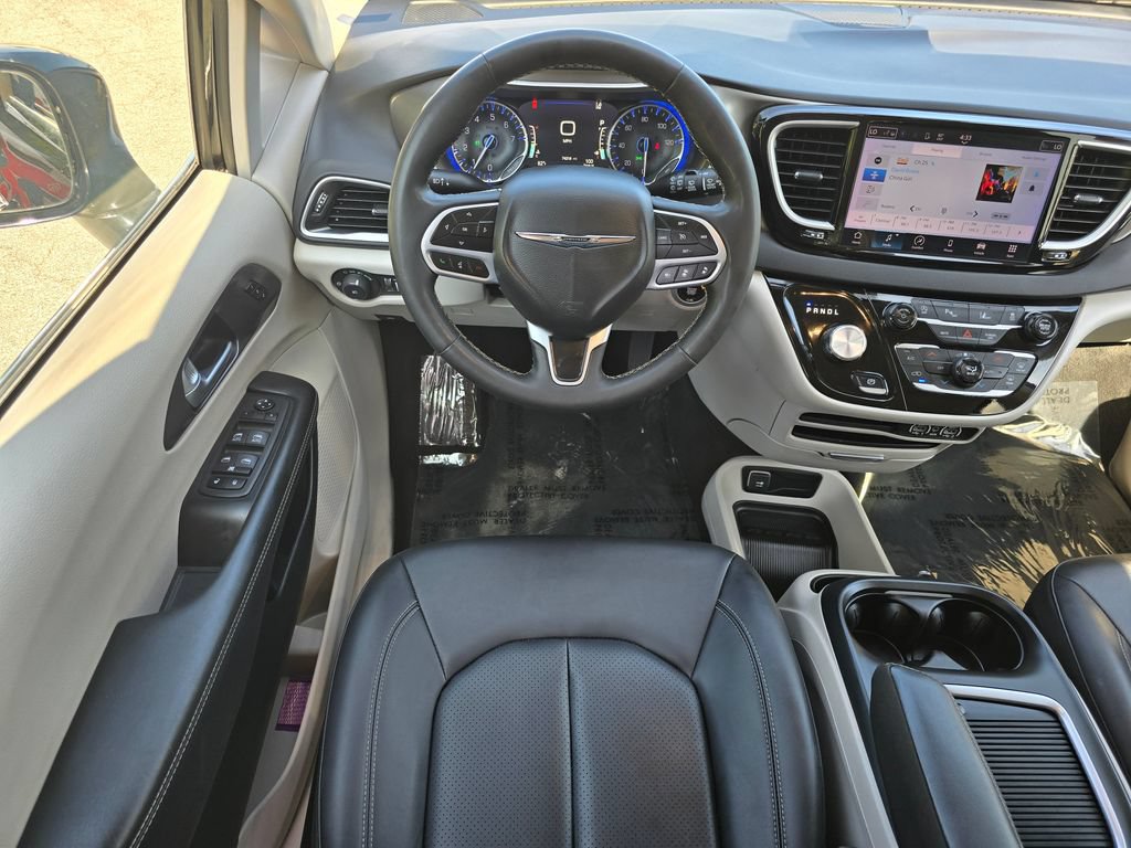 Used 2024 Chrysler Pacifica Touring-L FWD image 30