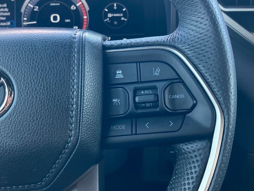 Used 2025 Toyota Tundra Limited AWD/4WD image 16