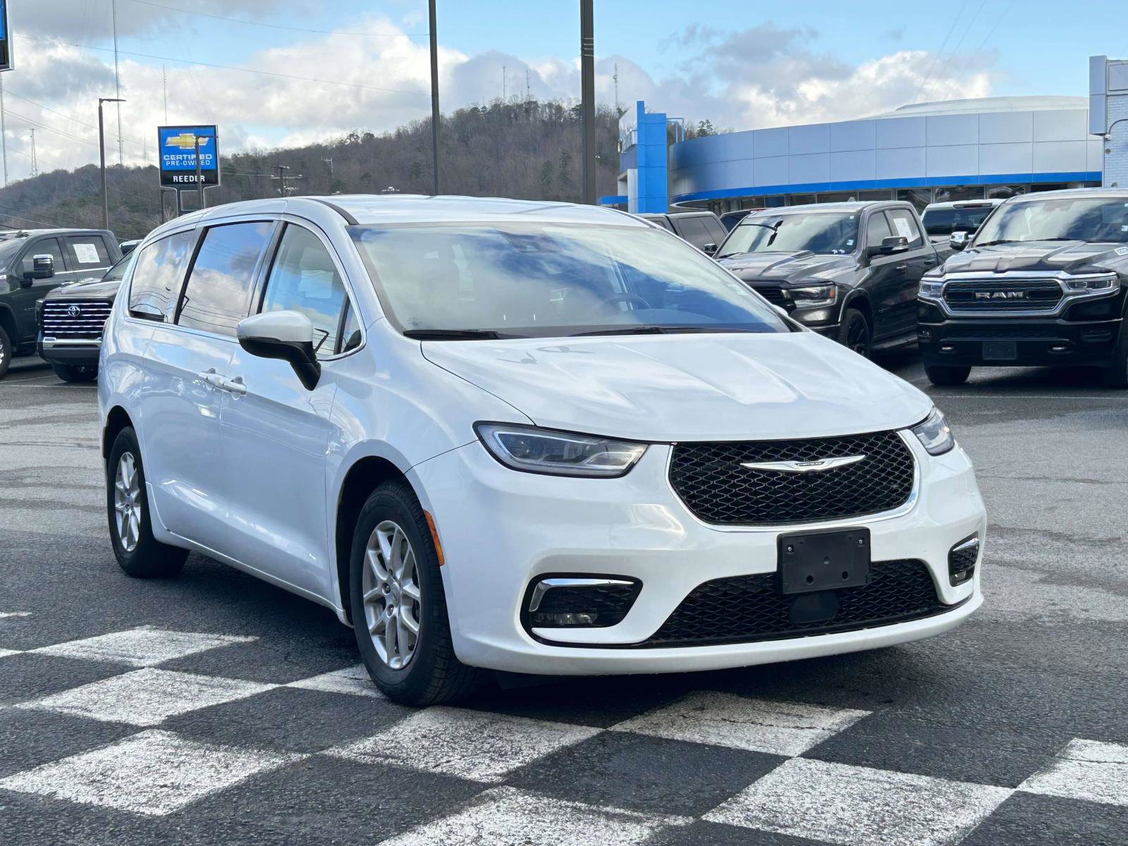 Used 2023 Chrysler Pacifica Touring-L image 1