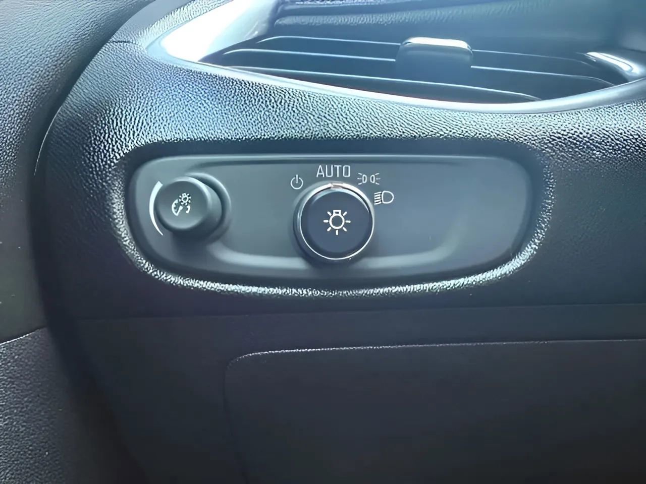 Used 2016 Chevrolet Malibu LT w/ Leather Package image 18