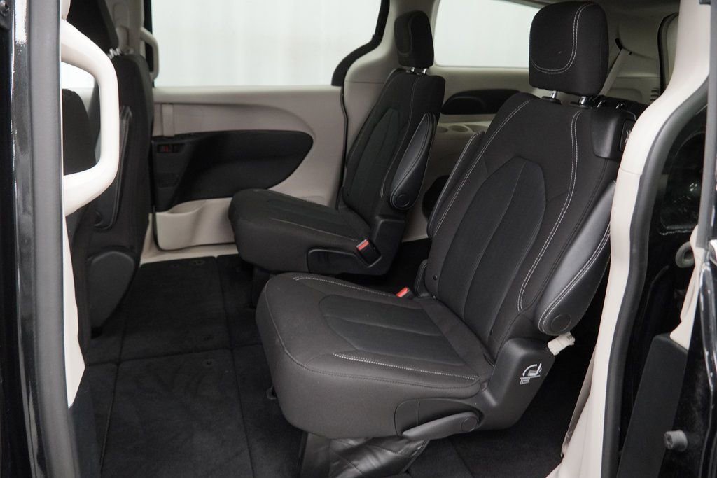 Used 2023 Chrysler Voyager LX image 20