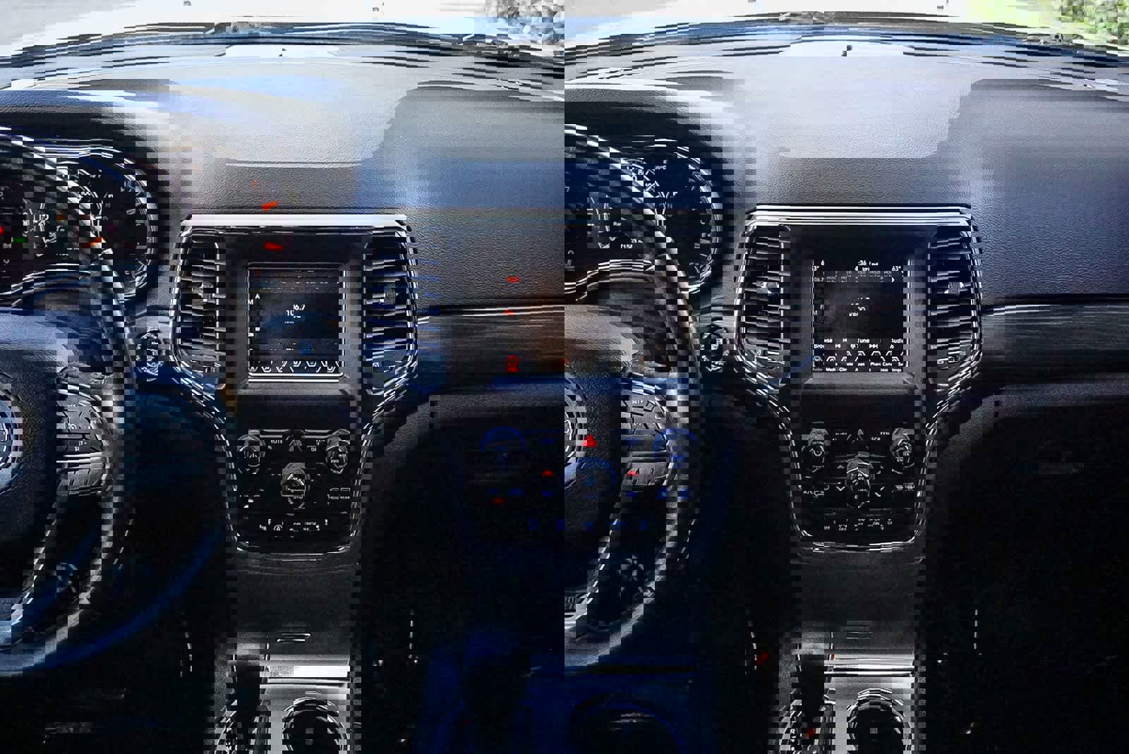 Used 2020 Jeep Grand Cherokee Laredo image 16