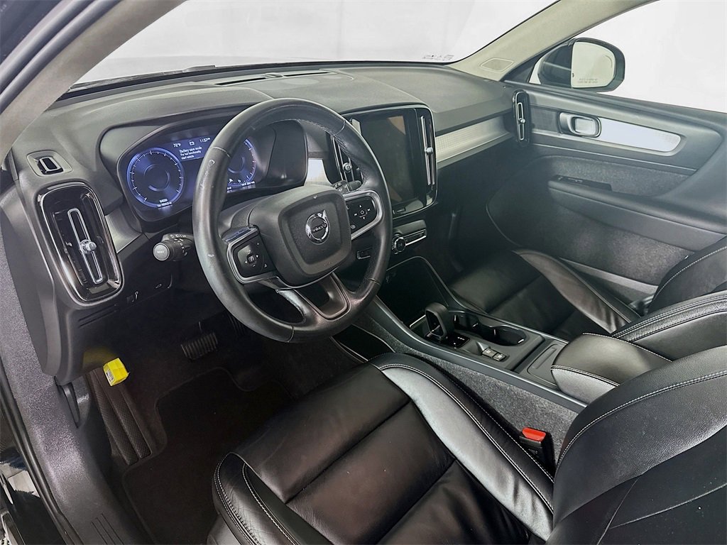 Used 2022 Volvo XC40 T4 Momentum image 29