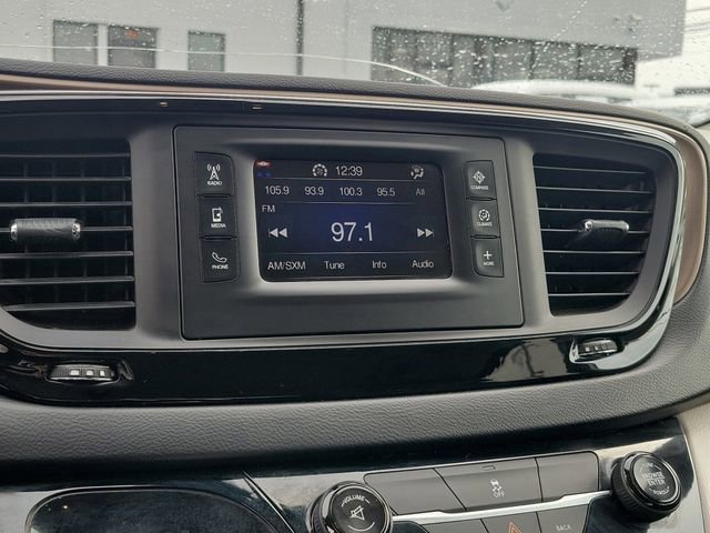 Used 2017 Chrysler Pacifica Touring image 21