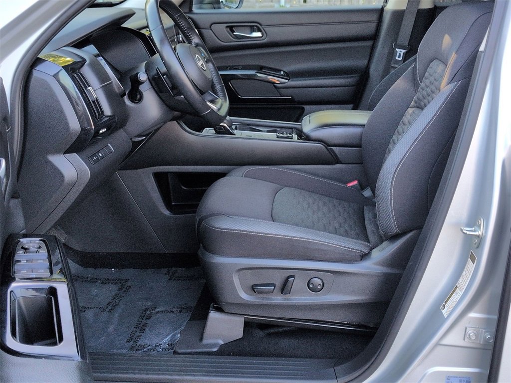 Used 2022 Nissan Pathfinder SV image 14