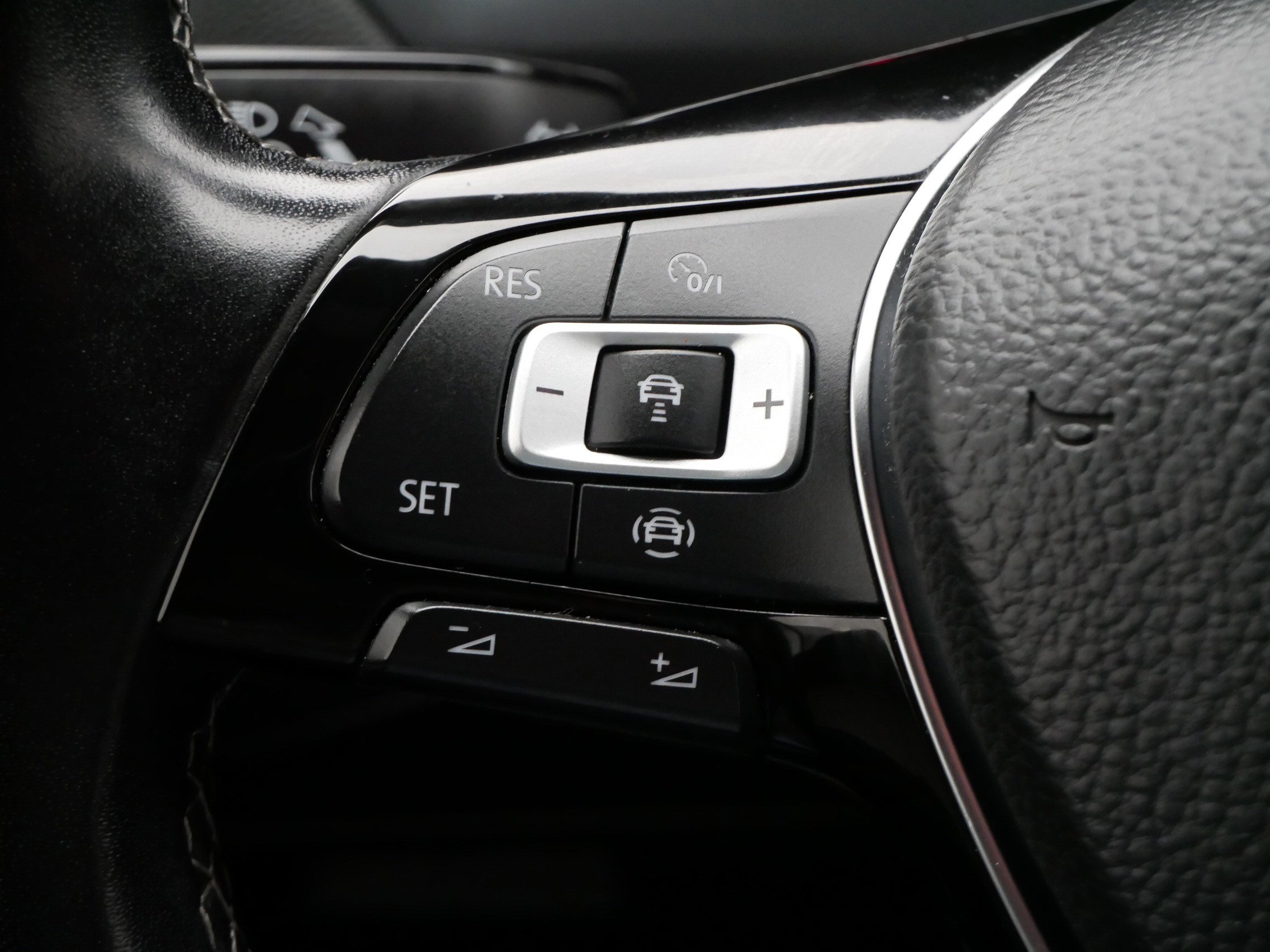 Used 2021 Volkswagen Tiguan SE R-Line image 25