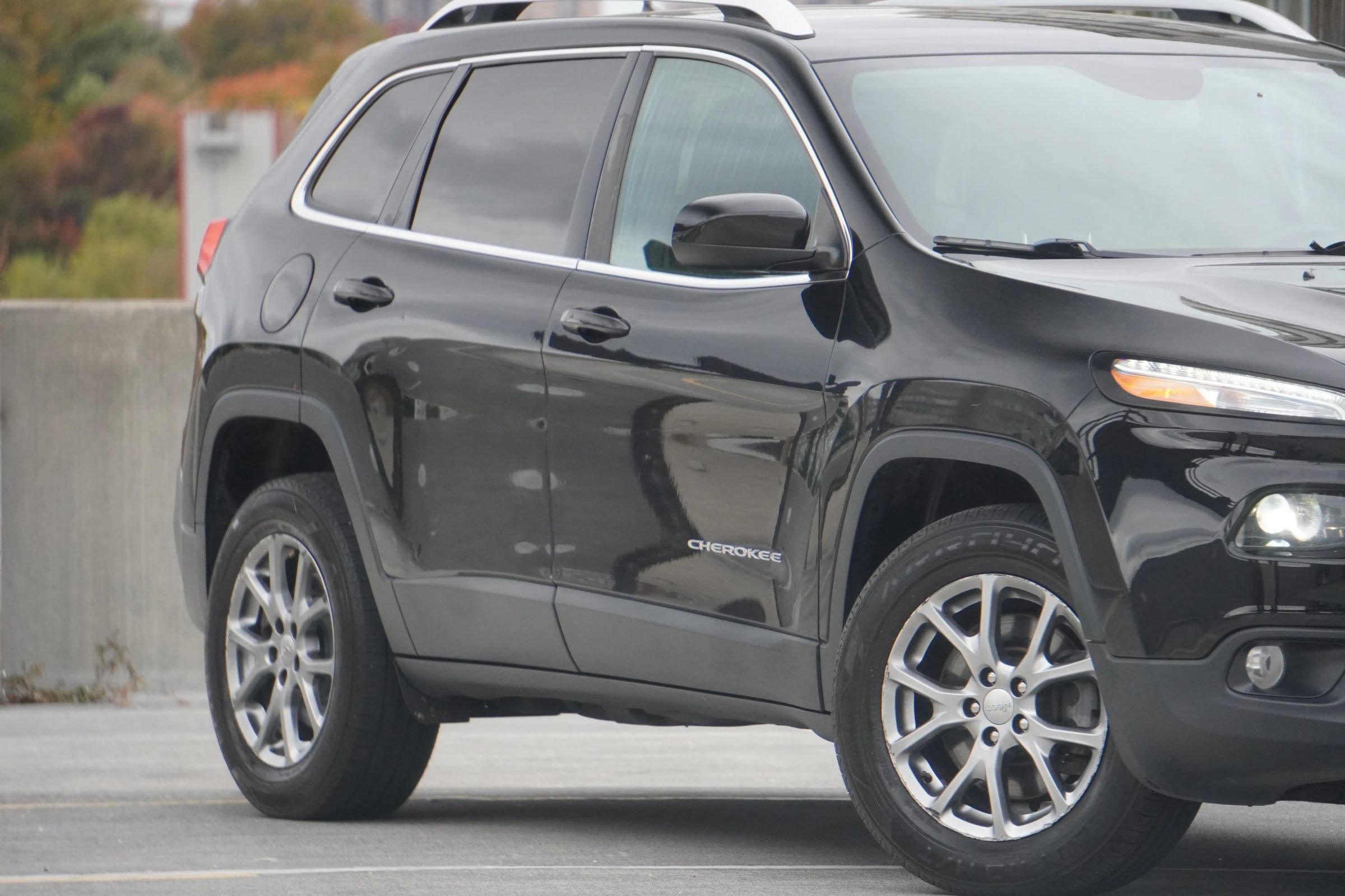 Used 2018 Jeep Cherokee Latitude Plus w/ Cold Weather Group image 17