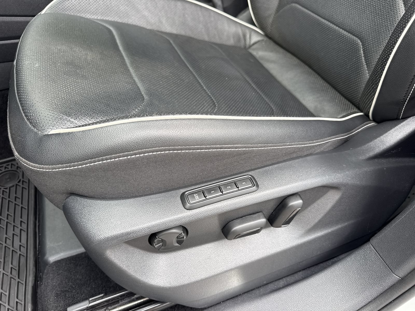 Used 2022 Volkswagen Tiguan SEL R-Line AWD/4WD image 18