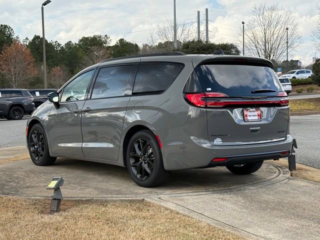 Used 2025 Chrysler Pacifica Limited image 5