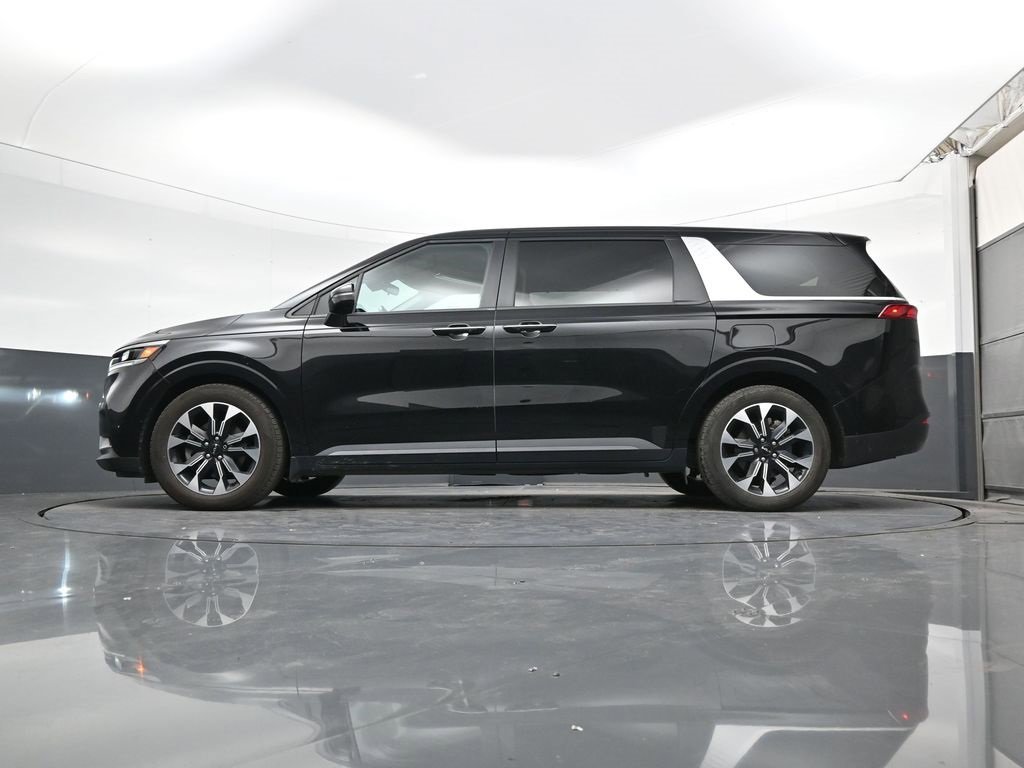 Used 2022 Kia Carnival EX image 19