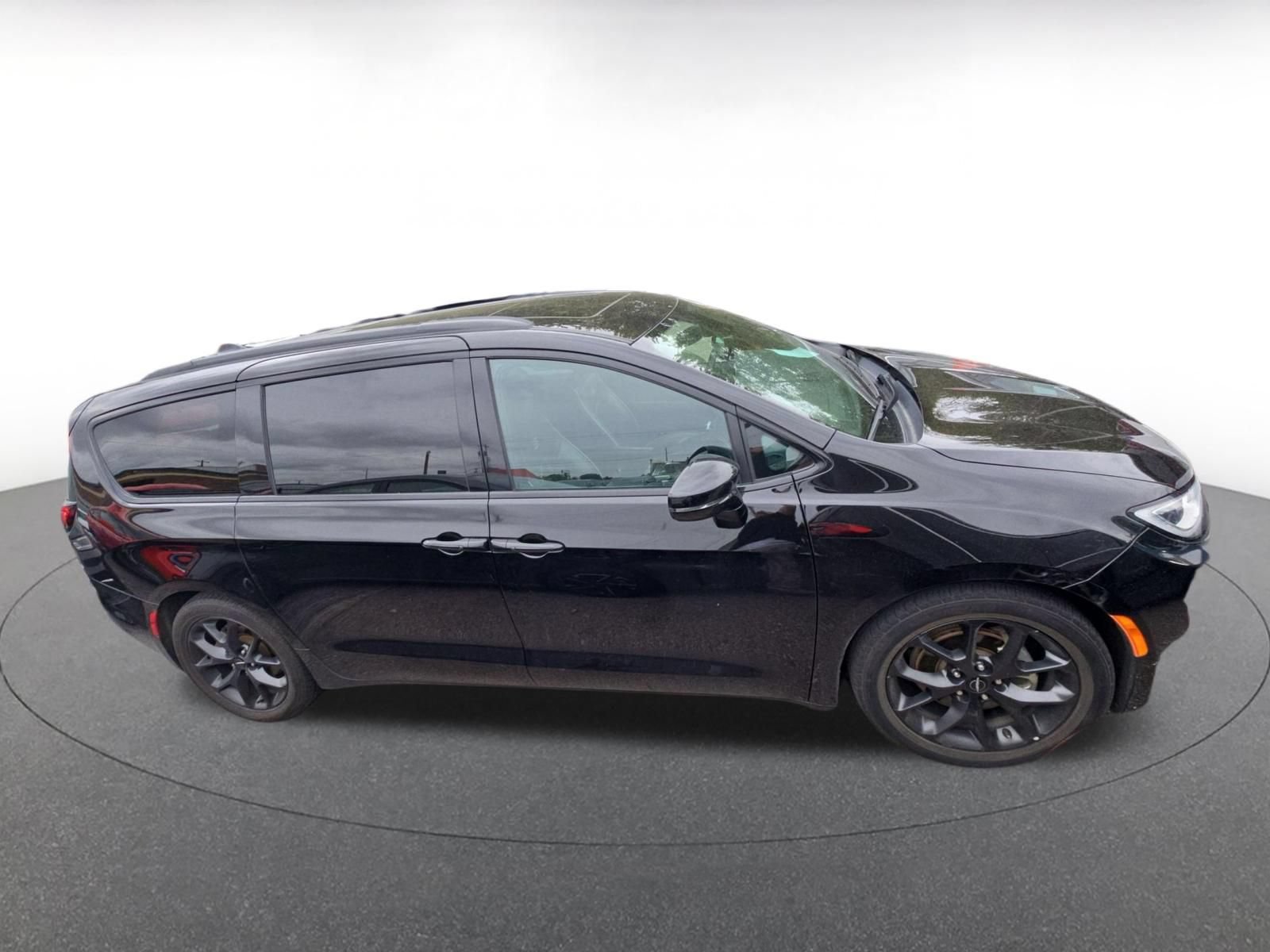 Used 2025 Chrysler Pacifica Limited FWD image 7