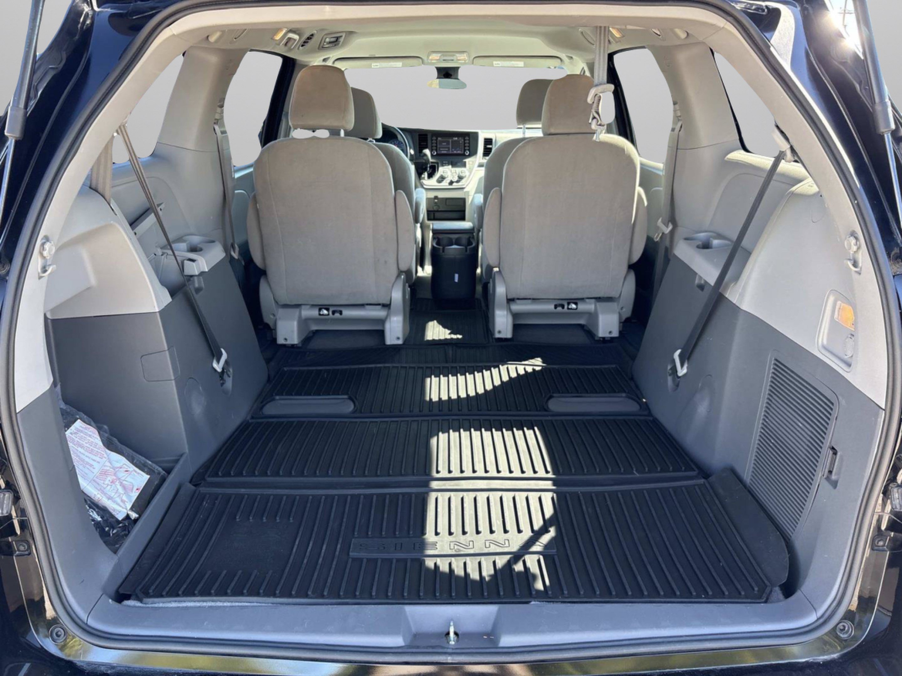 Used 2020 Toyota Sienna L FWD image 9