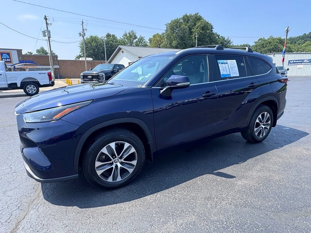 Used 2024 Toyota Highlander XLE AWD/4WD image 2