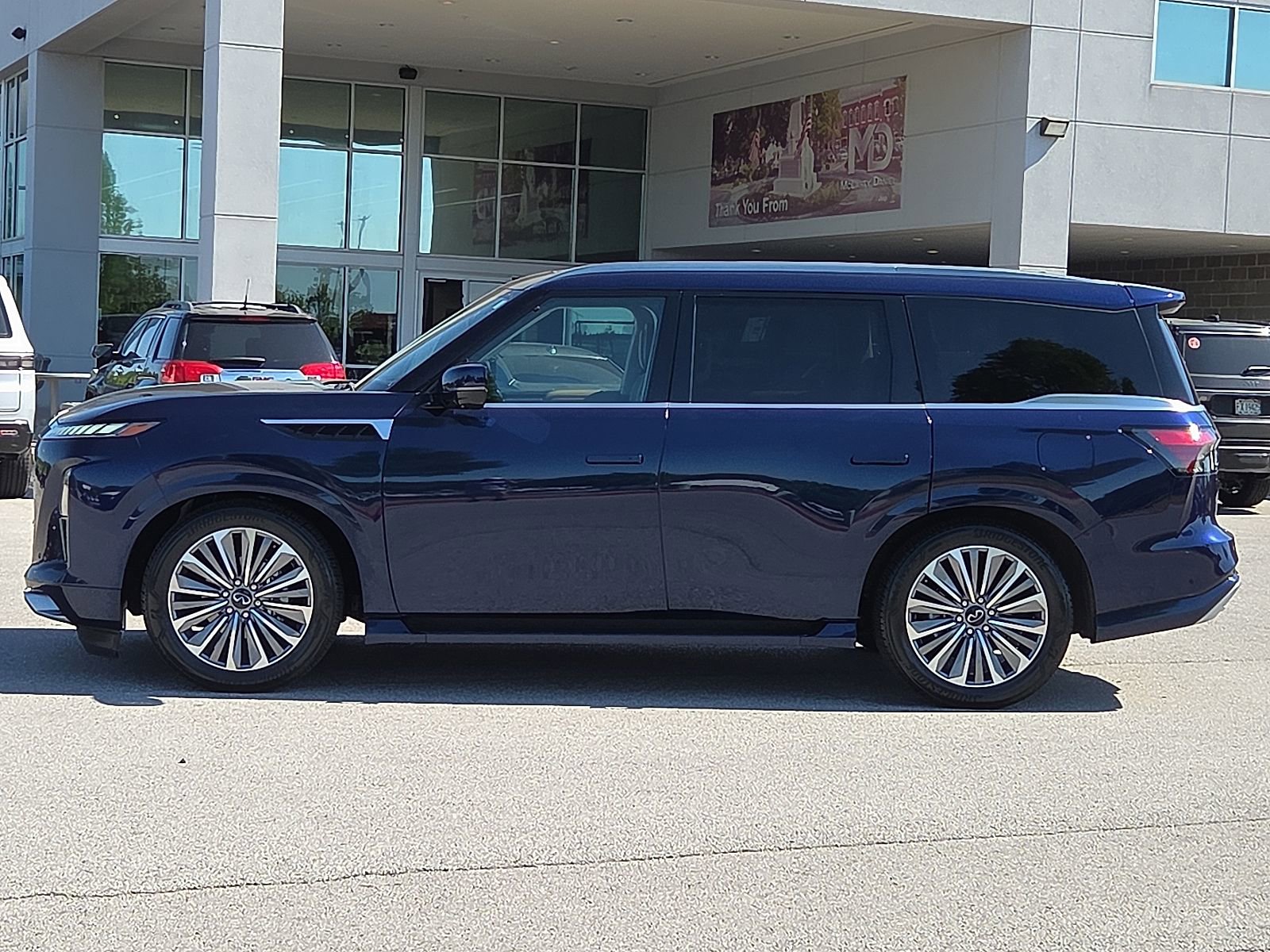 Used 2025 INFINITI QX80 Sensory AWD/4WD image 3
