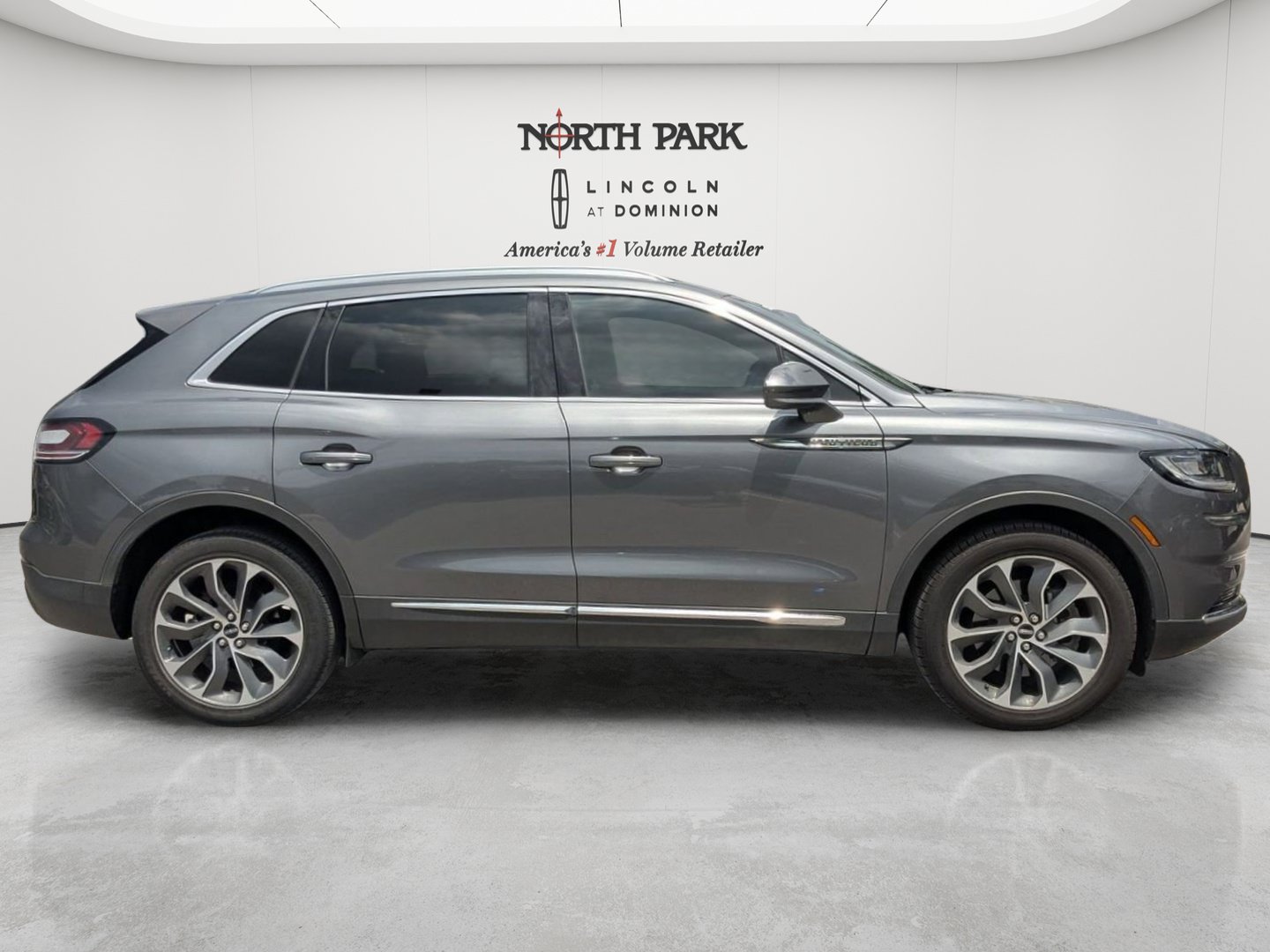 Used 2022 Lincoln Nautilus Reserve FWD image 2