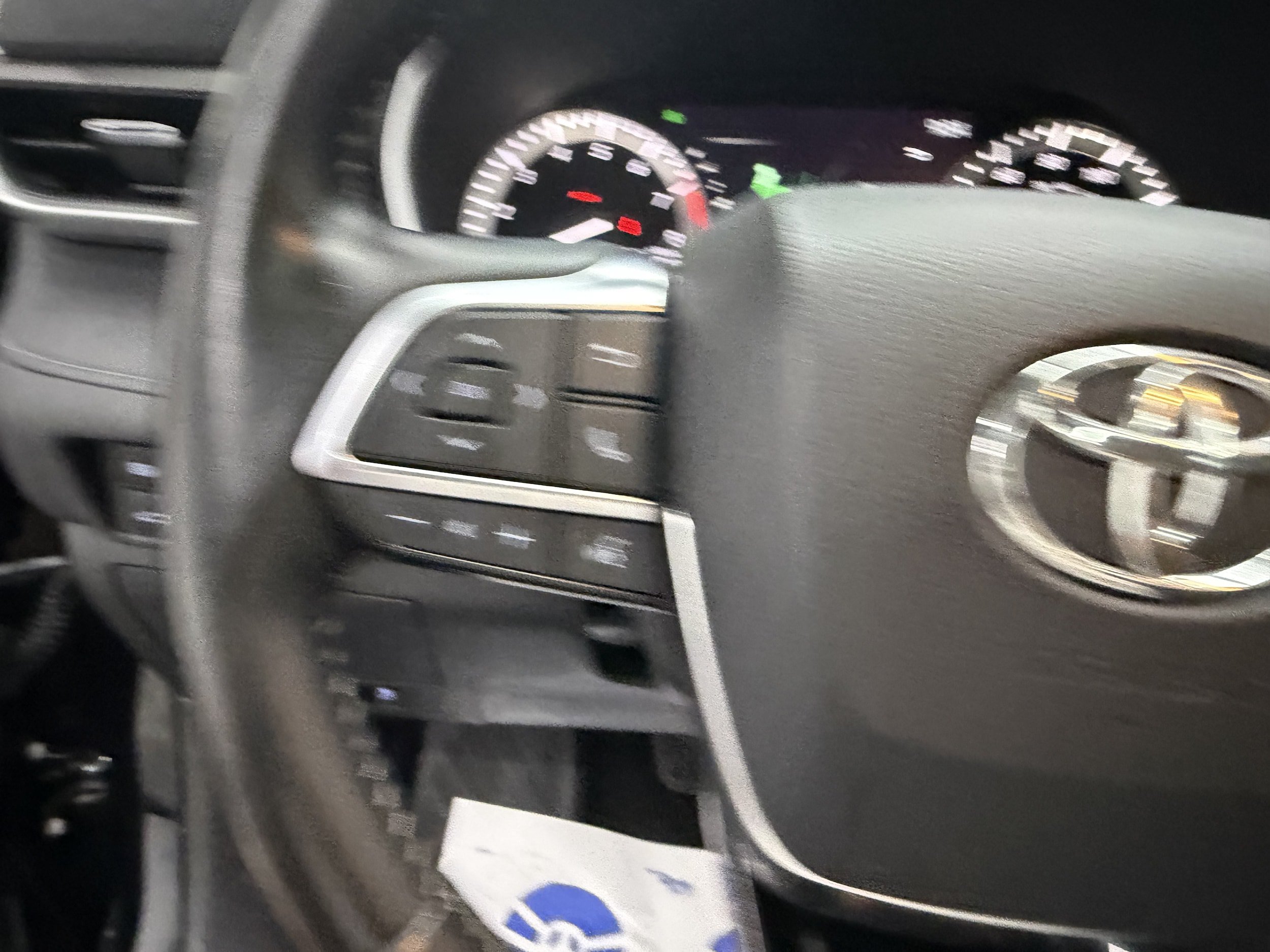 Used 2020 Toyota Highlander XLE AWD/4WD image 18