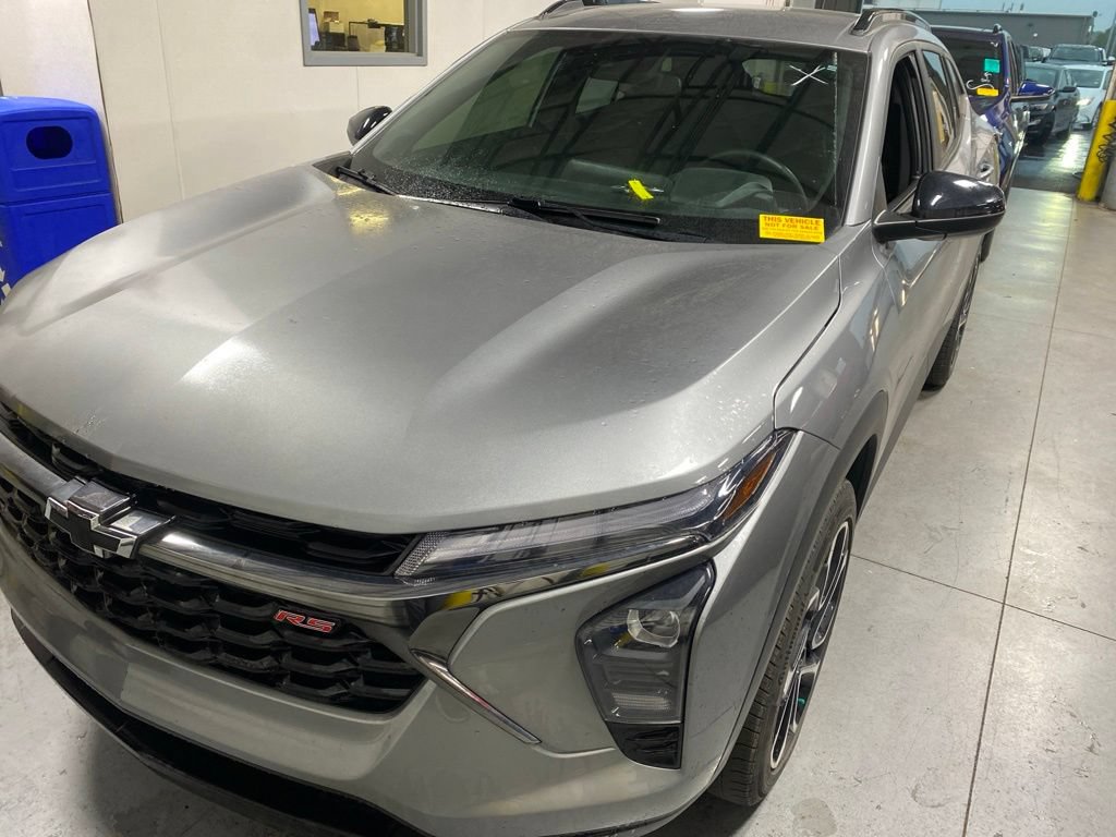 Used 2024 Chevrolet Trax RS FWD image 2