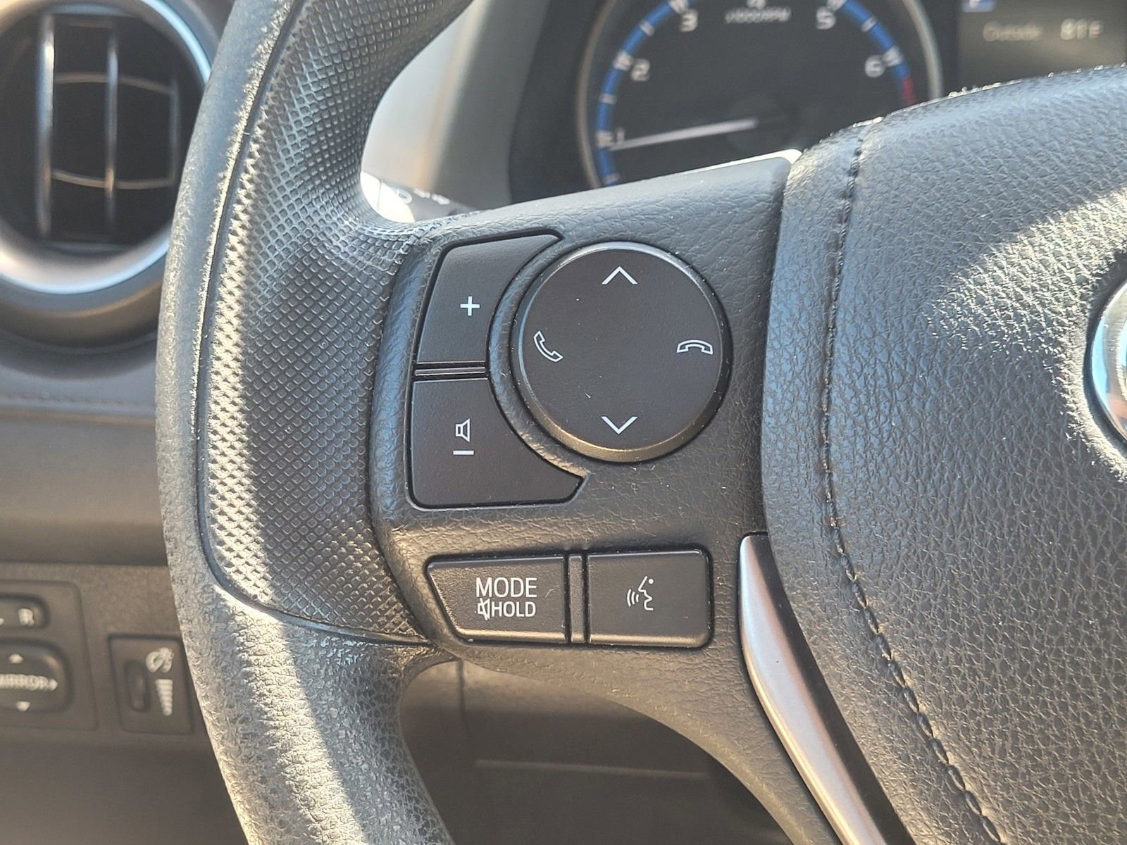 Used 2018 Toyota RAV4 LE w/ All Weather Liner Package AWD/4WD image 20