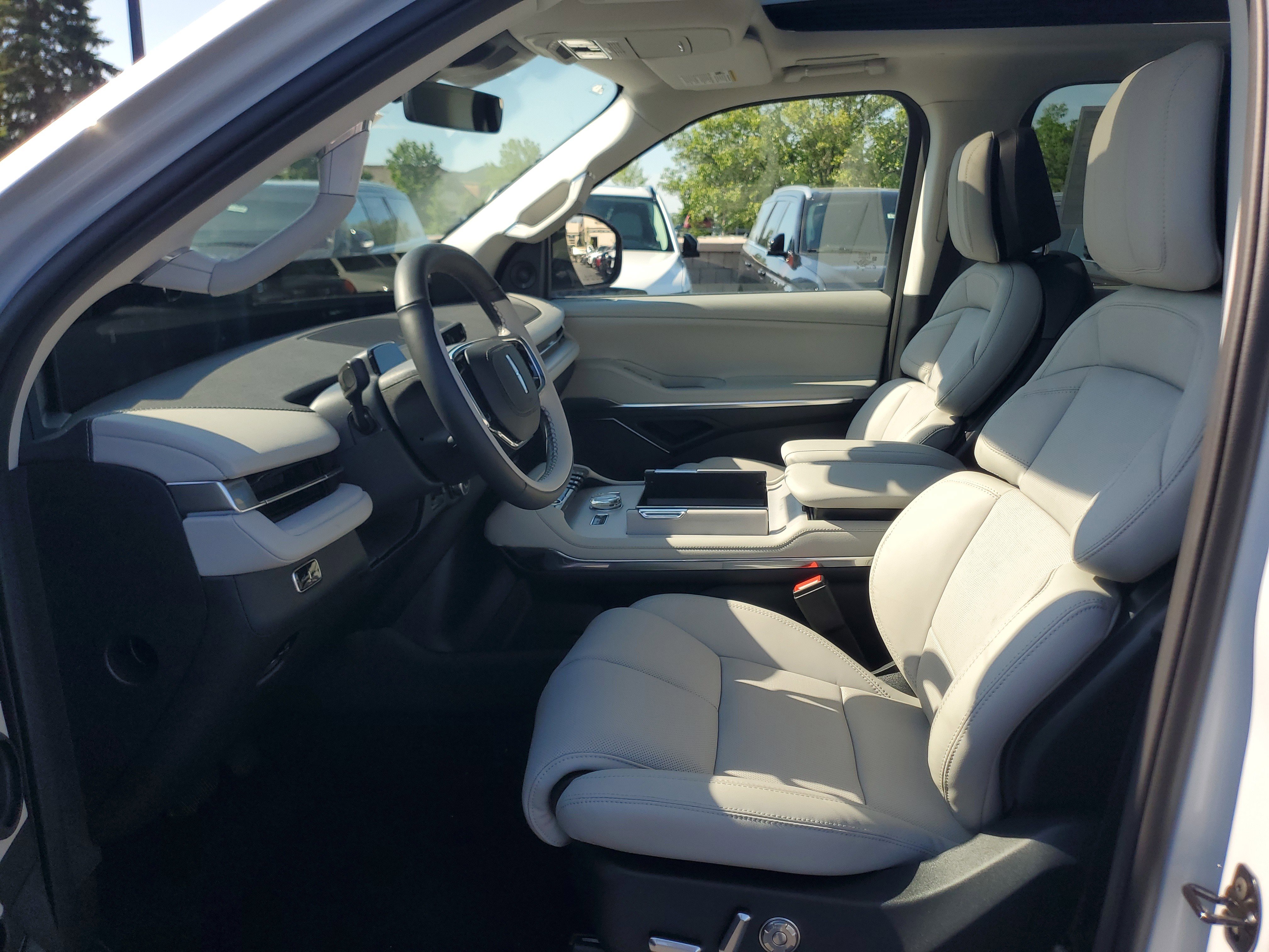 New 2026 Lincoln Navigator Reserve AWD/4WD image 12