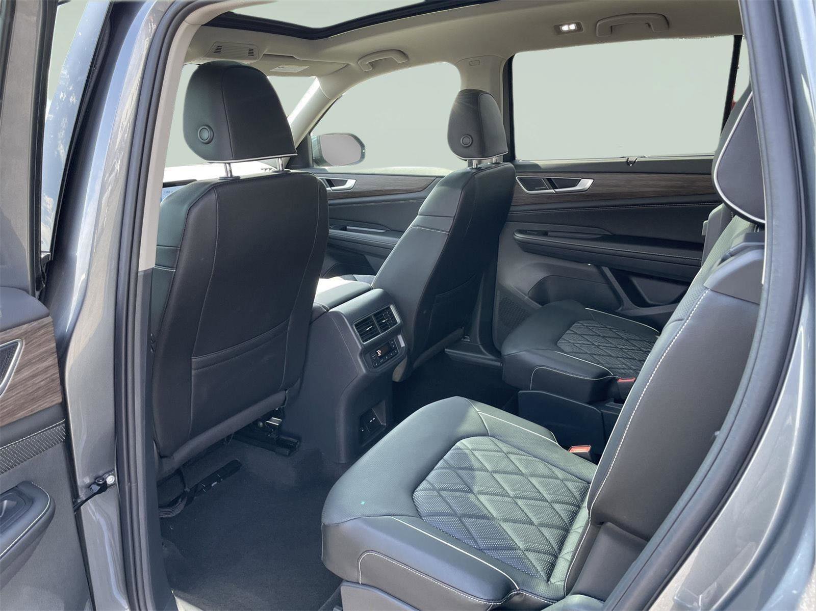 Used 2024 Volkswagen Atlas SEL Premium R-Line image 14