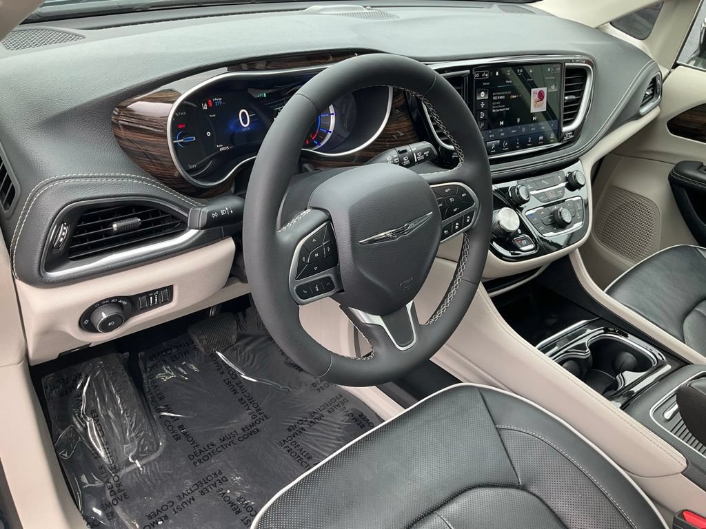 Used 2023 Chrysler Pacifica Limited FWD image 6