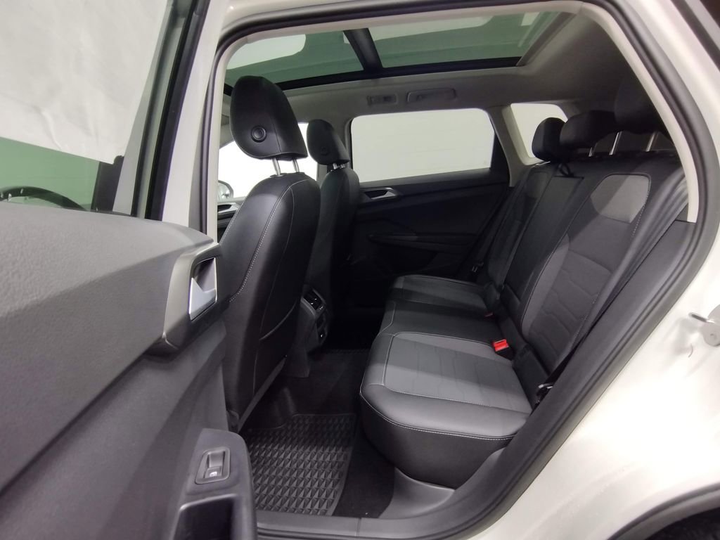Certified 2025 Volkswagen Taos SE image 33
