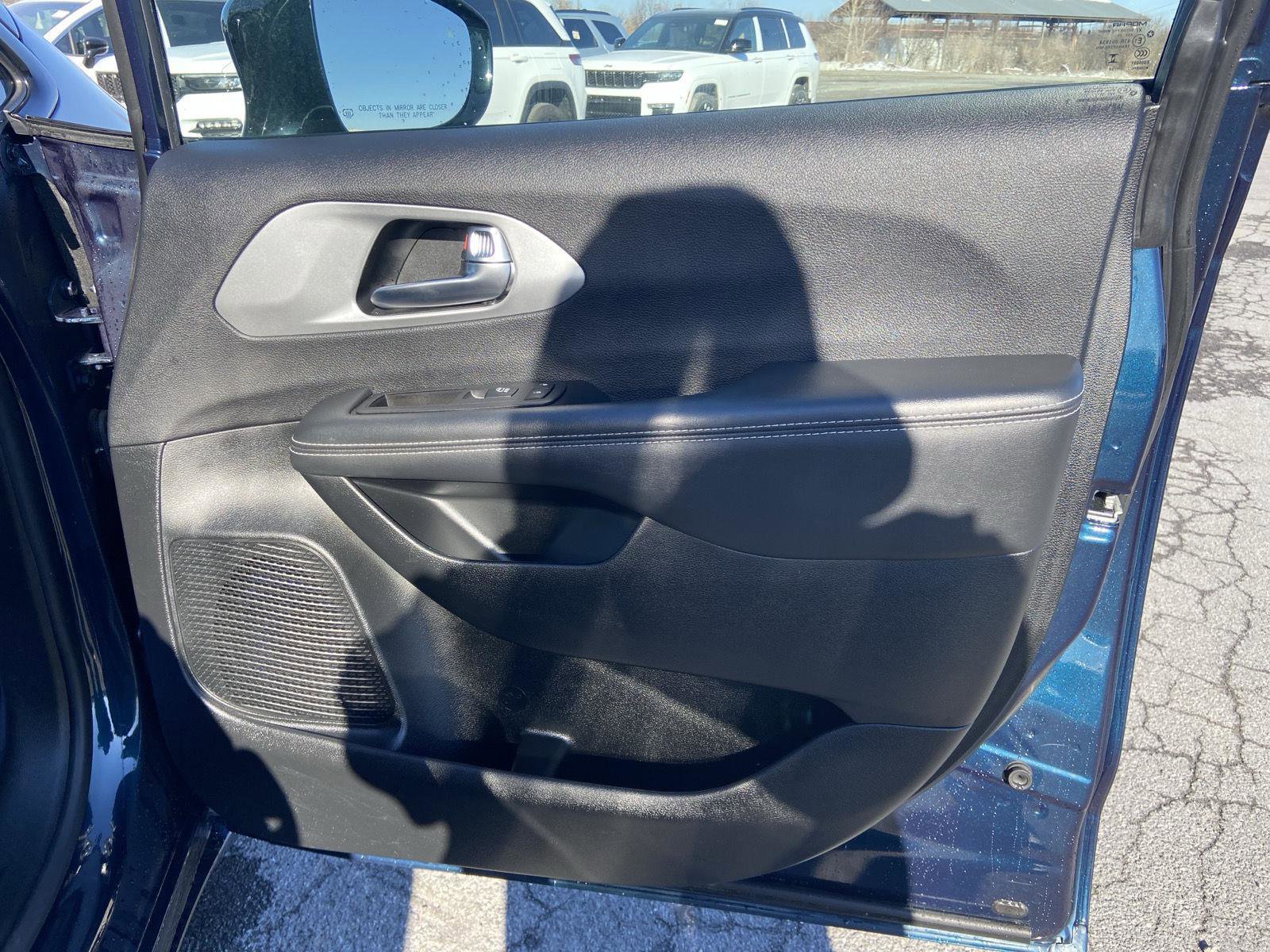 Used 2025 Chrysler Pacifica Limited image 29